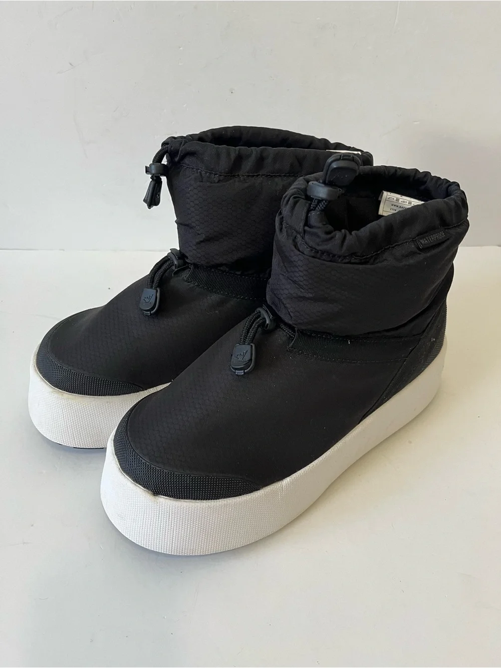 Baffin Tornio Black Puffer Waterproof Platform Boots Women's Size 9